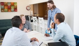 Giám đốc tự cắt lương từ 21 tỉ còn 1,4 tỉ để tăng tiền cho nhân viên