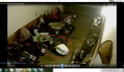 Video: Phá cửa cuốn trộm xe SH và Lead trong vòng 10 phút