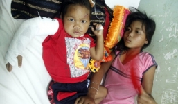 Lời kể của bé gái ôm em bên thi thể bố mẹ trong đêm mưa