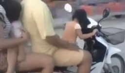 Hoảng hồn cảnh bố quên tắt xe máy, con gái vít ga lao về phía trước