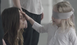 Clip: Các bé bịt mắt tìm đúng mẹ của mình