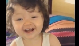Clip: Con gái Elly Trần cười ngật ngưỡng thu hút cư dân mạng