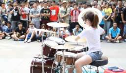 Cộng đồng mạng phát sốt với cô gái xinh đẹp đánh trống