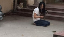 Cô gái trẻ cầm kim tiêm đâm loạn xạ bị đập gậy vào đầu