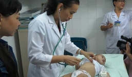 Video: Cậu bé văng ra khỏi bụng mẹ sắp được lắp chân giả