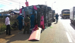 Xe khách giường nằm lật giữa quốc lộ khiến 7 người bị thương