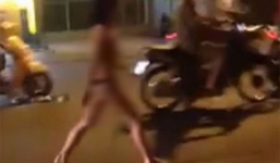 Video: Cô gái vừa đi vừa khóc giữa đường phố vì bị chồng bỏ