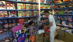 Đàm Vĩnh Hưng hạnh phúc đưa con trai đi chơi