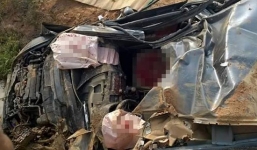 Ô tô lao xuống ruộng, 2 người thương vong