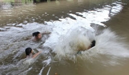 Rủ nhau tắm sông, một nữ sinh tử vong