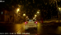 Video: Kinh hoàng ô tô cố vượt đèn đỏ tông người đi đường 