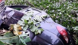Xe biển xanh chìm ngỉm dưới ao: 4 cán bộ thoát chết