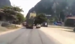 Video: CSGT truy đuổi xe tải lạng lách như phim hành động