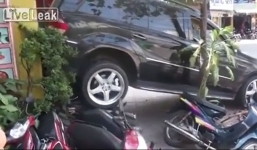 Nữ lái xe “bá đạo” gạt nhầm số khiến xe lao lên dàn xe máy