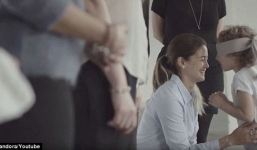 Video bịt mắt tìm mẹ khiến hàng triệu người rơi lệ