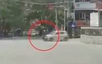 Video: Cố vượt đèn đỏ, nam thanh niên bị taxi hất bay