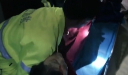 Con trai 2 tuổi đẩy mẹ ngã tử vong trong thang máy?