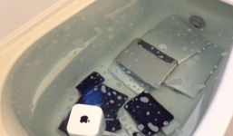 Đem bộ sưu tập Apple của người yêu 'ngâm nước' để trà thù