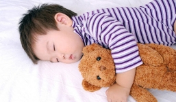 Em bé vừa mơ ngủ vừa chóp chép ăn đáng yêu vô cùng