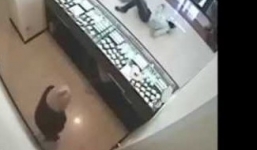 Clip: Tên cướp bịt mặt bất ngờ bị thanh niên trẻ đá, ngã lăn quay