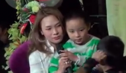 Video: Mỹ Tâm bị fan nhí 'cướp' mic để hát