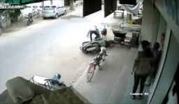Hoảng hồn bố quên tắt xe máy, con nhỏ vít ga ngã bổ nhào