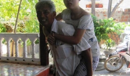 Nỗi đau của người cha từng 12 lần tự tay đào huyệt chôn con