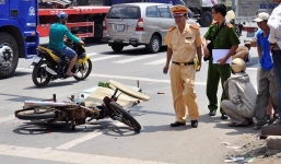 Tai nạn giao thông, chồng khóc ngất bên thi thể vợ