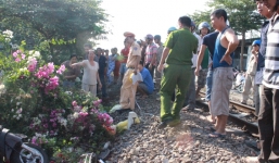 Video: Bà chở cháu đến trường, bị tàu hỏa tông chết