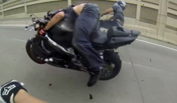 Tai nạn nghiêm trọng: Mô tô cùng đoàn đâm nhau nát xe