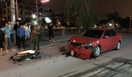 Tông trực diện vào ô tô, người điều khiển xe máy bất tỉnh tại chỗ