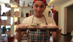 Sơn Tùng M-TP lấm lem mặt mũi làm bánh tặng fan