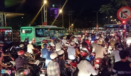 Cấm xe vào trung tâm, Sài Gòn ùn tắc nghiêm trọng 