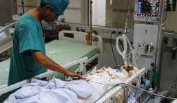 Con nghịch làm đổ can xăng, mẹ cháy toàn thân như đuốc sống