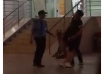 Video: Cô gái bị bạn trai túm tóc đánh tới tấp chỗ đông người