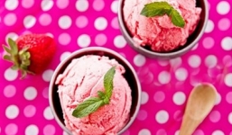 Cách làm kem dâu sữa chua ngon tuyệt cú mèo cho mùa hè