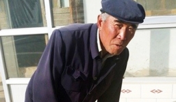 Con trai bỏ nhà ra đi vì lộ chuyện bố bán máu nuôi mình ăn học