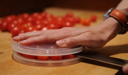 Clip: Mẹo cắt cả đĩa cà chua siêu nhanh trong chớp mắt