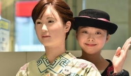 Clip: Cô gái robot xinh đẹp và nói chuyện như người thật