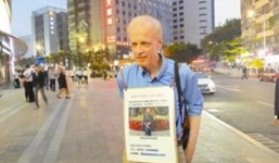 Cụ ông 60 tuổi đeo biển tìm bạn gái trên mạng đi khắp phố