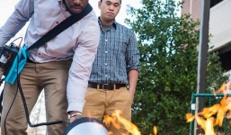 Video: Chàng trai gốc Việt dập lửa bằng âm thanh được báo Mỹ ca ngợi