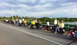  Lật ghe chở 4 người ra bè cá giữa sông để nhậu, 1 người mất tích