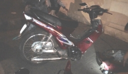 Đang chạy, xe máy bỗng dưng gãy cổ, văng bánh giữa đường