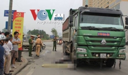 Hà Nội: Người phụ nữ chết thảm dưới bánh xe tải