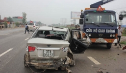 Tàu khách SE7 đâm xe 4 chỗ dập nát, tài xế bị thương nặng