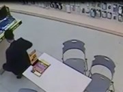 Clip quay lén: Pha trộm laptop cực nhanh của thanh niên