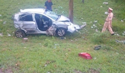 Xế hộp “bay” xuống ruộng vì va chạm với xe máy