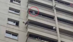 Bé 4 tuổi ngồi lan can đòi mẹ: Mẹ tưởng con ngấm thuốc nên đi