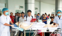 Chồng ăn bánh mỳ sống, dành tiền chữa trị vợ bỏng nặng