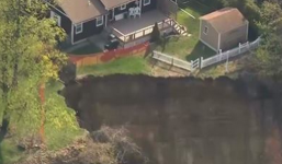 Video: Hố tử thần suýt nuốt chửng hai ngôi nhà ở Mỹ